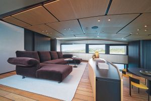   Essential . Das Bronze -Samtsofa ist das hohe Herz des Wohnzimmers. Es gibt Bewegungsfreiheit und die M&ouml;glichkeit, das Meer immer zu bewundern. 