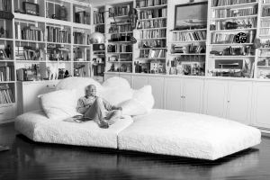  Gino Paoli photographi&eacute; par son fils Nicol&ograve; Paoli sur le Pack, &agrave; l'int&eacute;rieur de l'atelier de sa maison &agrave; G&ecirc;nes. 
