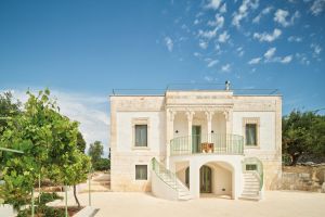  La villa Liberty dans la campagne d&rsquo;Ostuni, immerg&eacute;e dans le maquis m&eacute;diterran&eacute;en. 