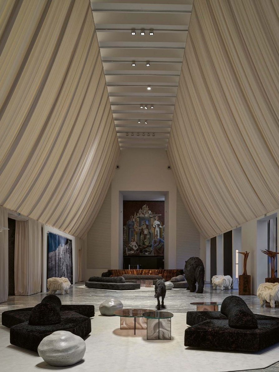  Casa Italia, Triennale di Milano. Der Salone d&rsquo;Onore empf&auml;ngt nationale und internationale G&auml;ste in einer von der Berglandschaft inspirierten Atmosph&auml;re. 
