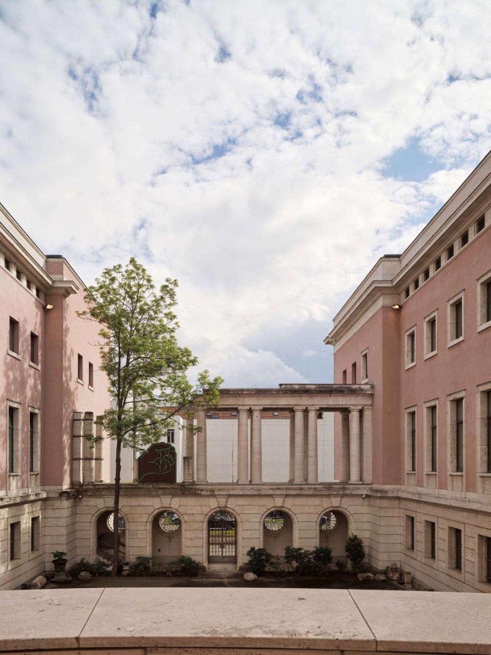  Der Innenhof des neoklassizistischen Geb&auml;udes, in dem sich die Italienische Botschaft in Berlin befindet. 