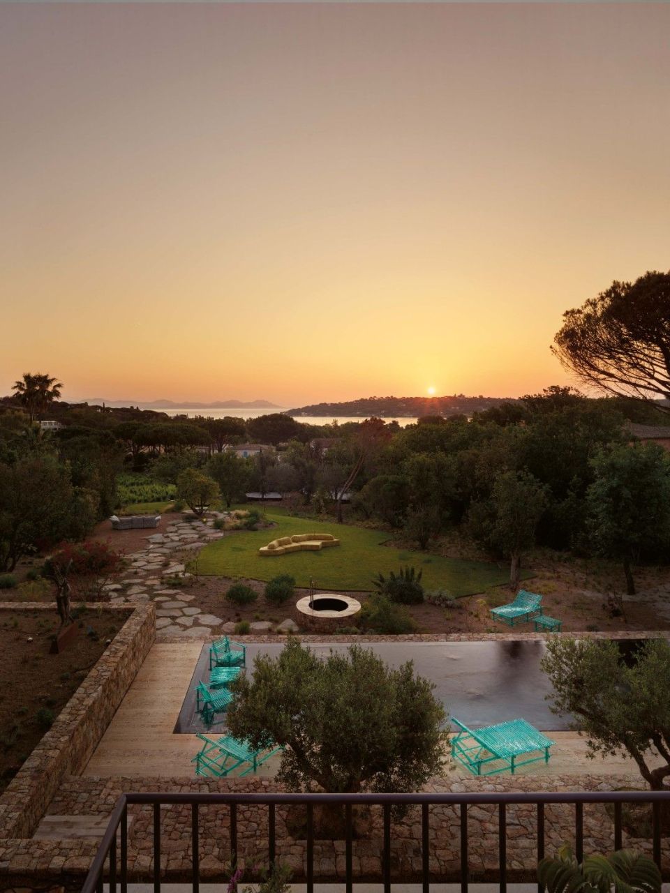  Der Garten der Villa im Morgengrauen. Die Outdoor-Kollektionen von Edra bewundern das Sonnenlicht und die Landschaft. 