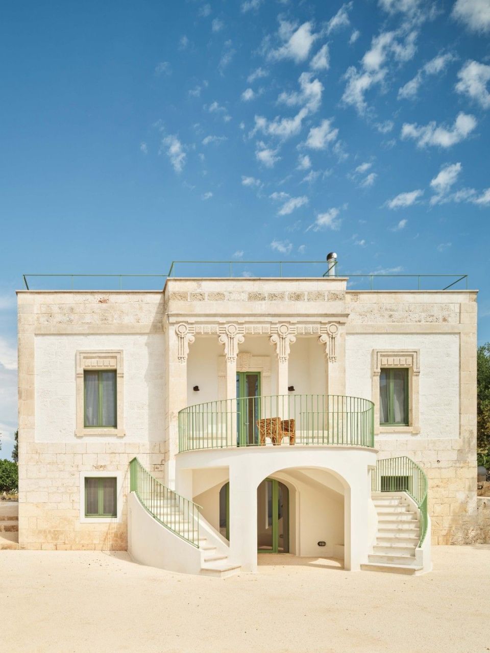  Die Liberty-Villa in der Landschaft von Ostuni, eingebettet in die mediterrane Macchia. 