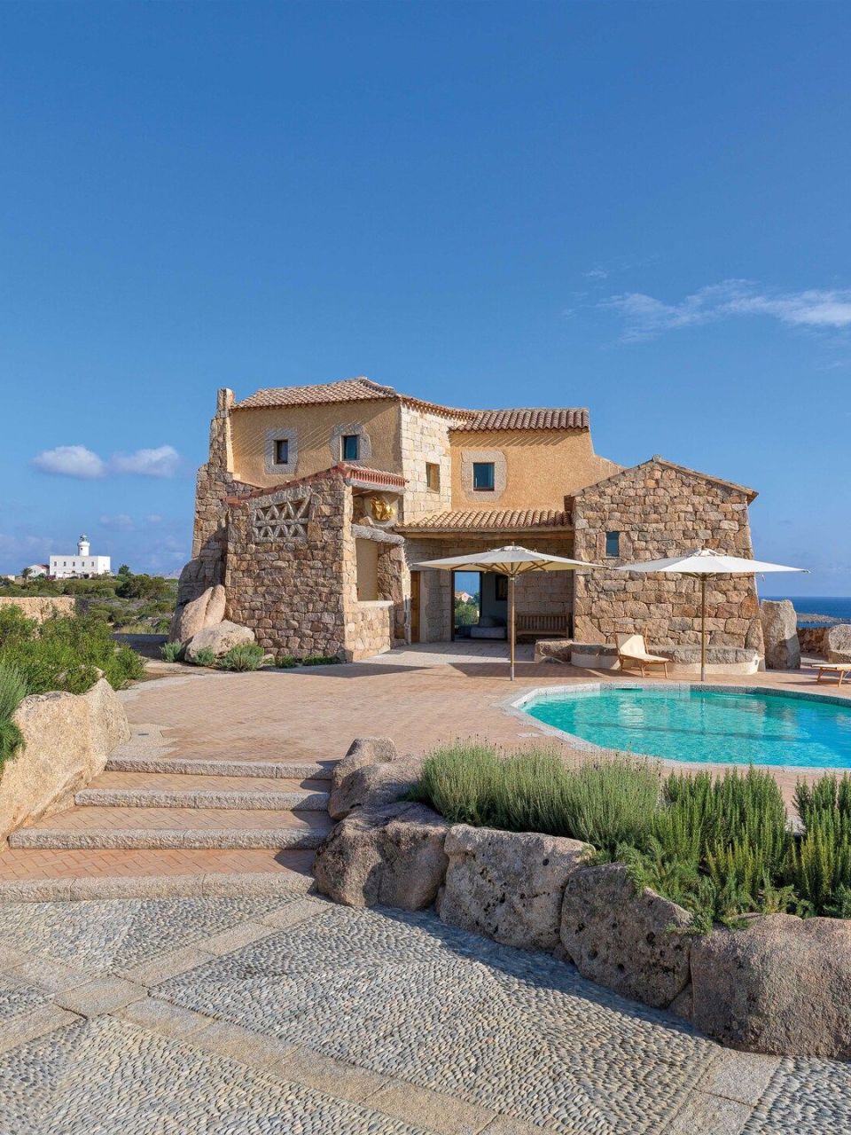  La villa con&ccedil;ue comme une sculpture habitable par l'architecte Savin Cou&euml;lle sur la Costa Smeralda. 