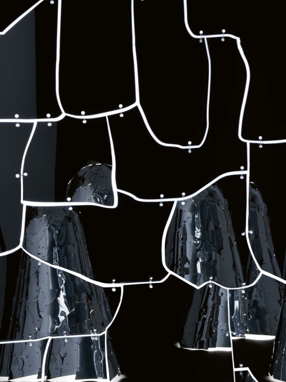  Miraggio. Ein Detail des Spiegels, der die Campana-Leuchten reflektiert. 