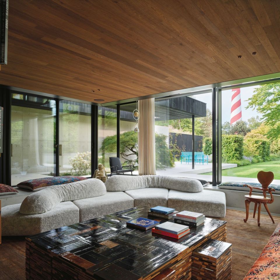   On the Rocks. &nbsp;Le canap&eacute; s&rsquo;ouvre sur une vue &agrave; 360 degr&eacute;s du paysage dans le salon de la villa. Avec les &oelig;uvres de Maarten Baas, Piet Hein Eek et Anton Gaud&igrave;. 