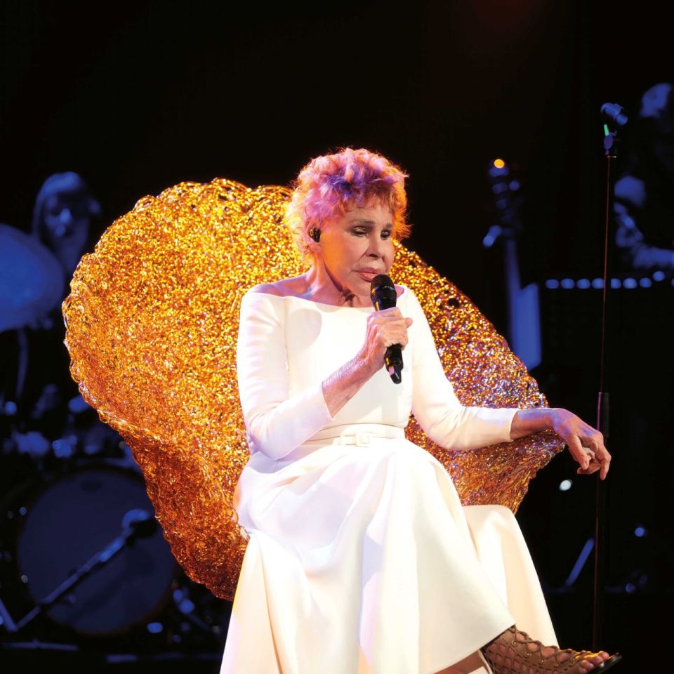  Ornella Vanoni avec le fauteuil Margherita sur sc&egrave;ne lors de la tourn&eacute;e italienne de &laquo; Femmes et musique &raquo;, 2022 / 2023. 