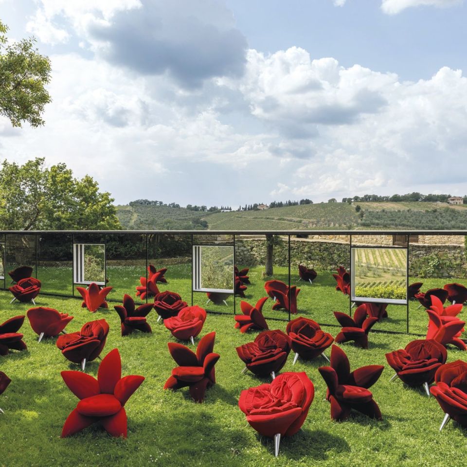   Rose Chair  e&nbsp; Getsuen  Il fleurit dans le jardin de l'&oelig;uvre "On the Vineyards: Points de vue" par Daniel Buren: une salle des vacances ouvertes pour admirer le paysage. 