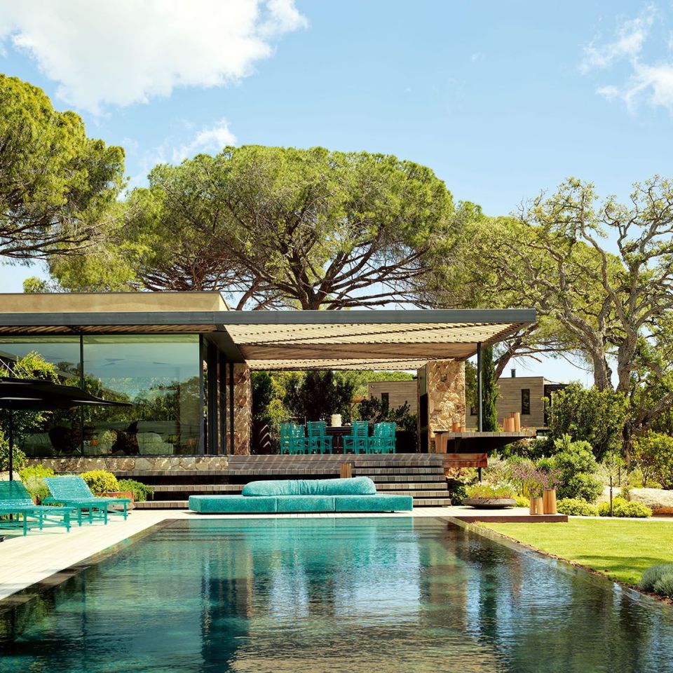   On the Rocks Outdoor et A&rsquo;mare.  Le canap&eacute;, rev&ecirc;tu du tissu Every Stone Amazonite, ainsi que la collection de mobilier d&rsquo;ext&eacute;rieur, refl&egrave;tent la lumi&egrave;re et les couleurs des piscines. 