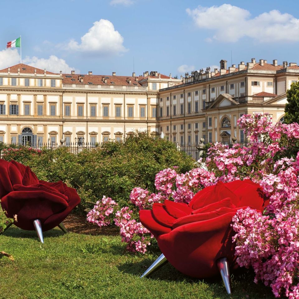   Rose Chair. &nbsp;Les fauteuils fleurissent parmi les quatre mille vari&eacute;t&eacute;s de roses dans l&rsquo;avant-cour devant l&rsquo;Orangerie. 