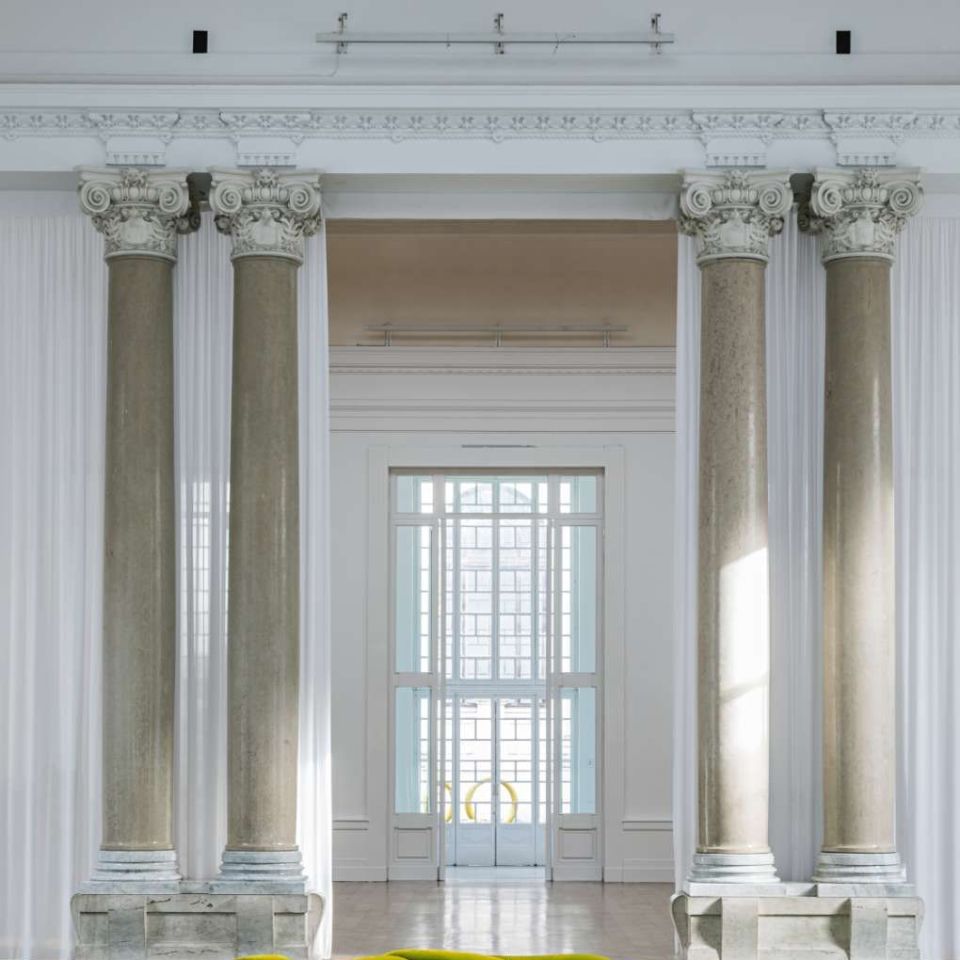   Boa . Le canap&eacute; de Fernando et Humberto Campana dans la Sala delle Colonne (salle des colonnes) 