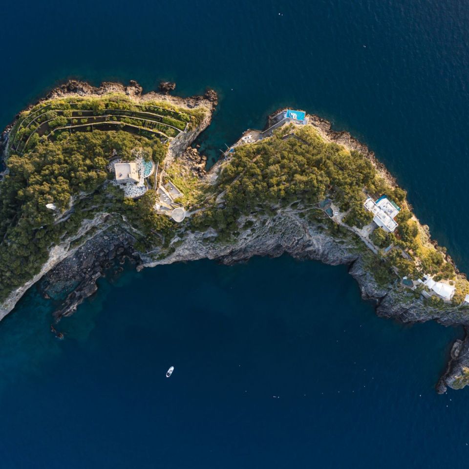  Der Archipel Li Galli. Luftaufnahme der drei Inseln Gallo Lungo, der gr&ouml;&szlig;ten mit der Silhouette eines Delfins, La Rotonda und La Castelluccia. 