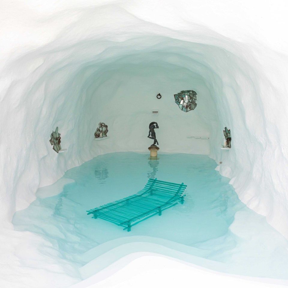   A'mare .&nbsp;Les transats de la collection Jacopo Foggini immerg&eacute;s dans la baignoire cr&eacute;&eacute;e par l'artiste Savvas Laz pour le projet Grotta, sur la jet&eacute;e de l'&icirc;le Li Galli. 