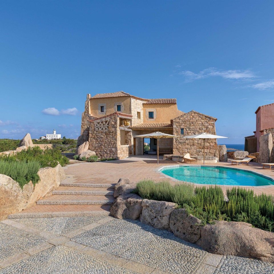  La villa con&ccedil;ue comme une sculpture habitable par l'architecte Savin Cou&euml;lle sur la Costa Smeralda. 