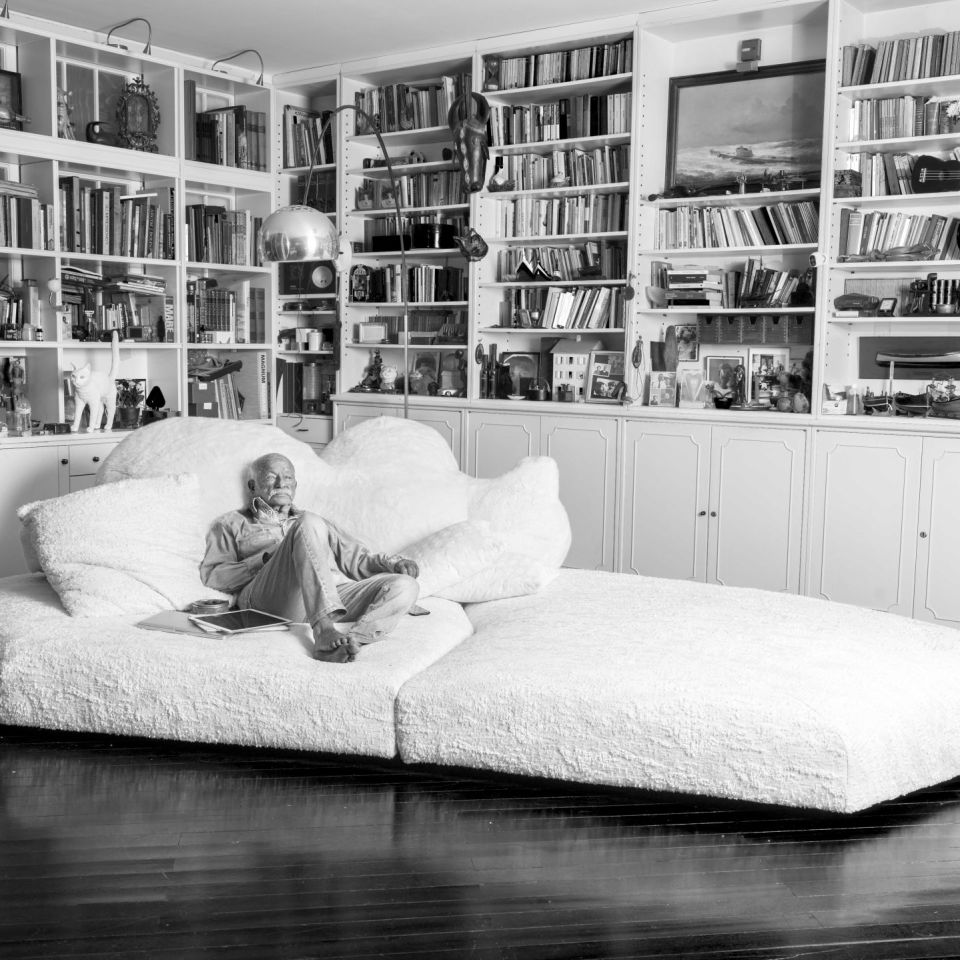 Gino Paoli photographi&eacute; par son fils Nicol&ograve; Paoli sur le Pack, &agrave; l'int&eacute;rieur de l'atelier de sa maison &agrave; G&ecirc;nes. 